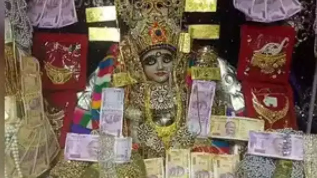 Diwali 2024: लक्ष्मी पूजन के दिन रखते हैं नोटों की गड्डी और गहने, जानें इसका महत्व