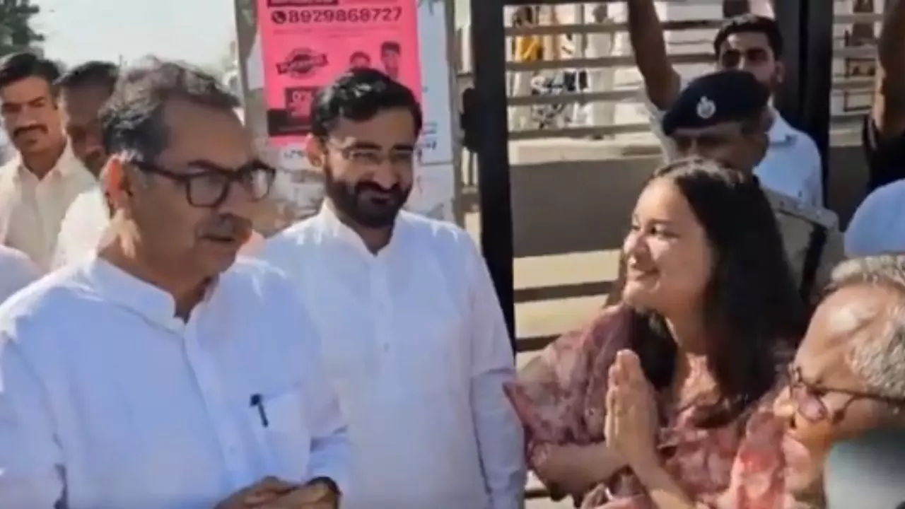 BJP नेता के सामने IAS ऑफिसर टीना डाबी ने 5 बार झुकाया सिर, Video हुआ वायरल, लोगों ने दी प्रतिक्रिया