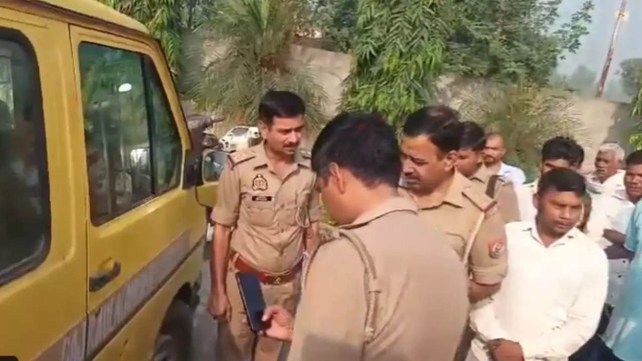 Amroha News: स्कूल वैन पर अज्ञात हमलावरों ने की फायरिंग और पथराव, मची चीख पुकार