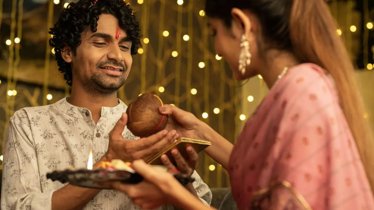 Bhai Dooj 2024: भाईदूज के दिन पूजा थाली रखें से चीजें, भाई को मिलेगा लंबी उम्र का आशीवार्द!