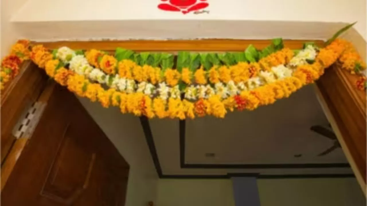 Dhanteras 2024: घर के मुख्य द्वार पर क्यों लगाए जाते हैं अशोक के पत्तों से बनाएं तोरण, जानें इसके लाभ और विधि