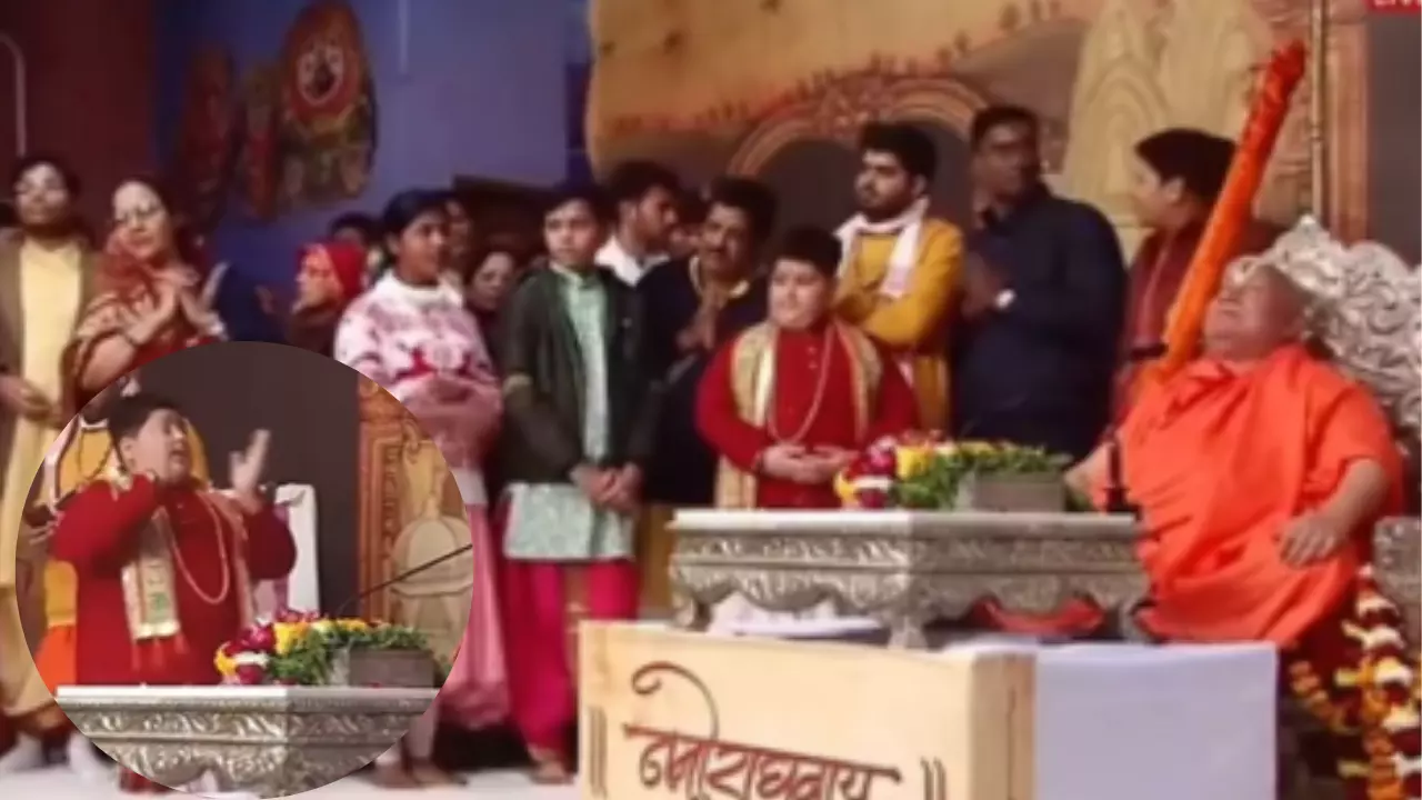 अभी स्टेज से नीचे उतर जाओ, रामभद्राचार्य महाराज को आया इंफ्लुएंसर अभिनव अरोड़ा पर गुस्सा, देखें VIDEO