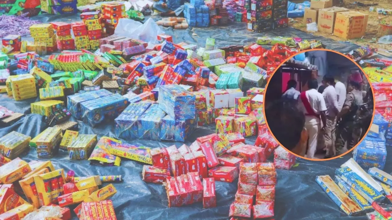 बक्सर के रिहायशी इलाके में तीन मंजिल तक ठूंसकर रखे थे 100 टन पटाखे, पुलिस की सूझबूझ से टला हादसा बक्सर के रिहायशी इलाके में तीन मंजिल तक ठूंसकर रखे थे 100 टन पटाखे, पुलिस की सूझबूझ से टला हादसा
