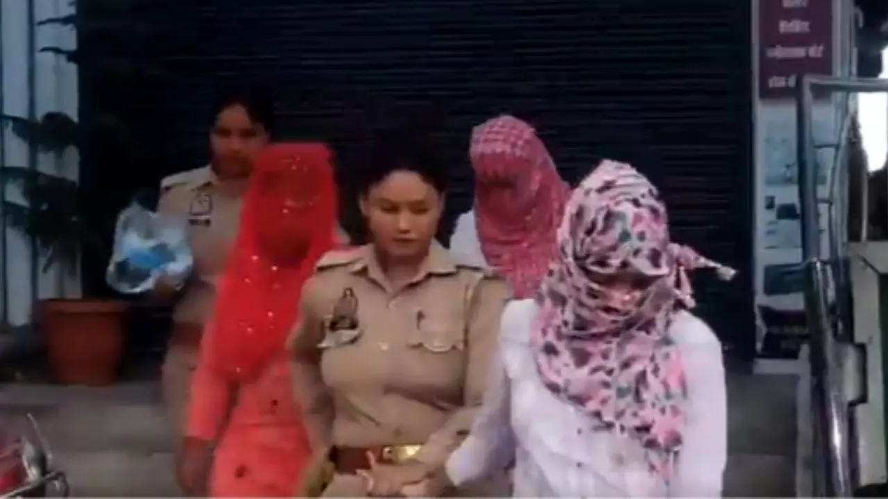 मसाज सेंटर के नाम पर हो रहा था कुछ और, 10 लड़कियों समेत 21 गिरफ्तार; यूपी पुलिस की बड़ी कार्रवाई