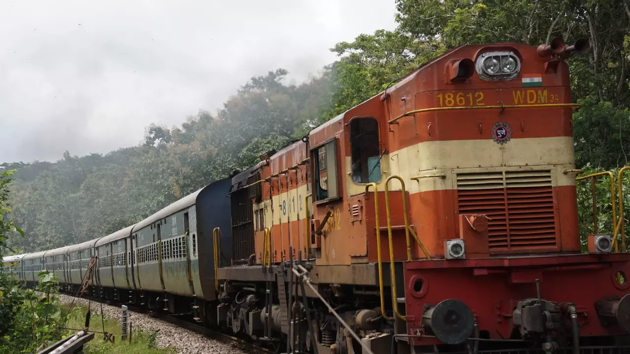 पेपर लीक के बाद रेल मंत्रालय ने लिया एक्शन, सभी पेंडिंग सेलेक्शन को किया रद्द पेपर लीक के बाद रेल मंत्रालय ने लिया एक्शन, सभी पेंडिंग सेलेक्शन को किया रद्द