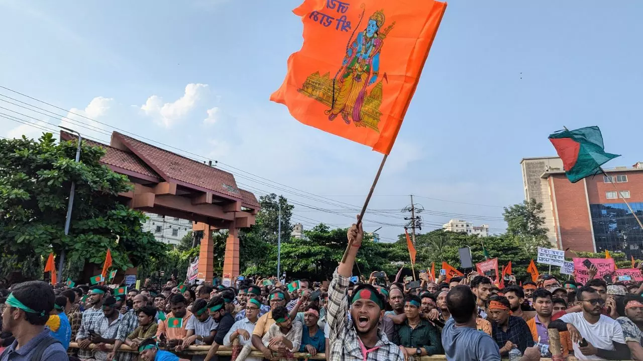 बांग्लादेश में हिंदुओं का हुआ बुरा हाल, यूनुस सरकार से इन मांगों को लेकर सड़कों पर उतरे