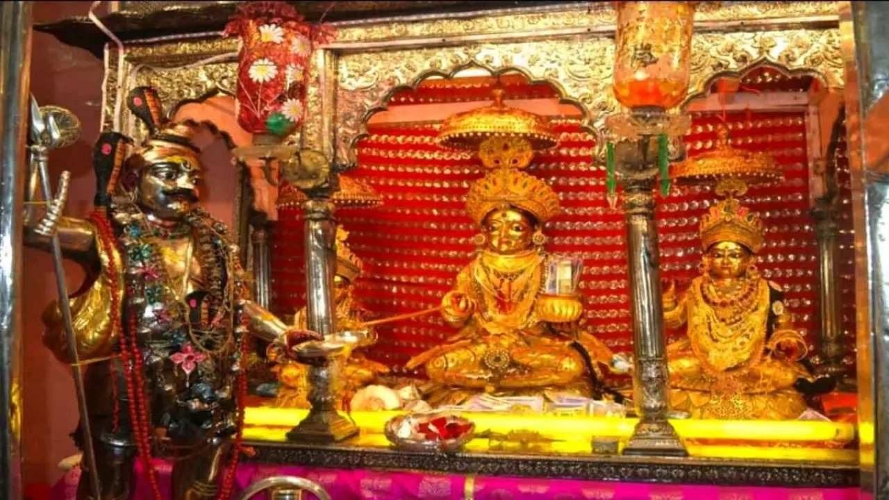 Maa Annapurna Mandir: इस मंदिर में प्रसाद में मिलता है खजाने का सिक्का, धनतेरस पर लगती है लाखों की भीड़