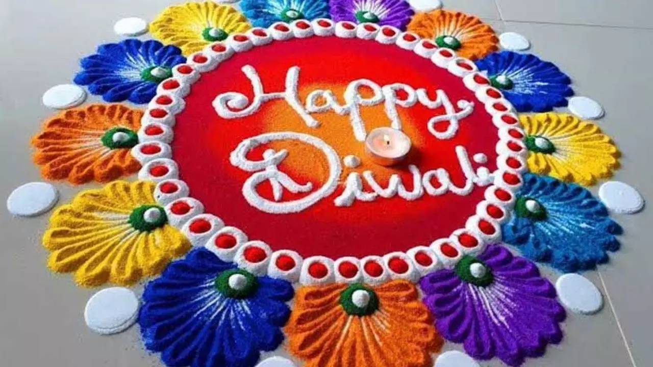 Diwali 2024: क्यों दिवाली के दिन घर के बाहर बनाई जाती है रंगोली, जानें इसके पीछे का राज