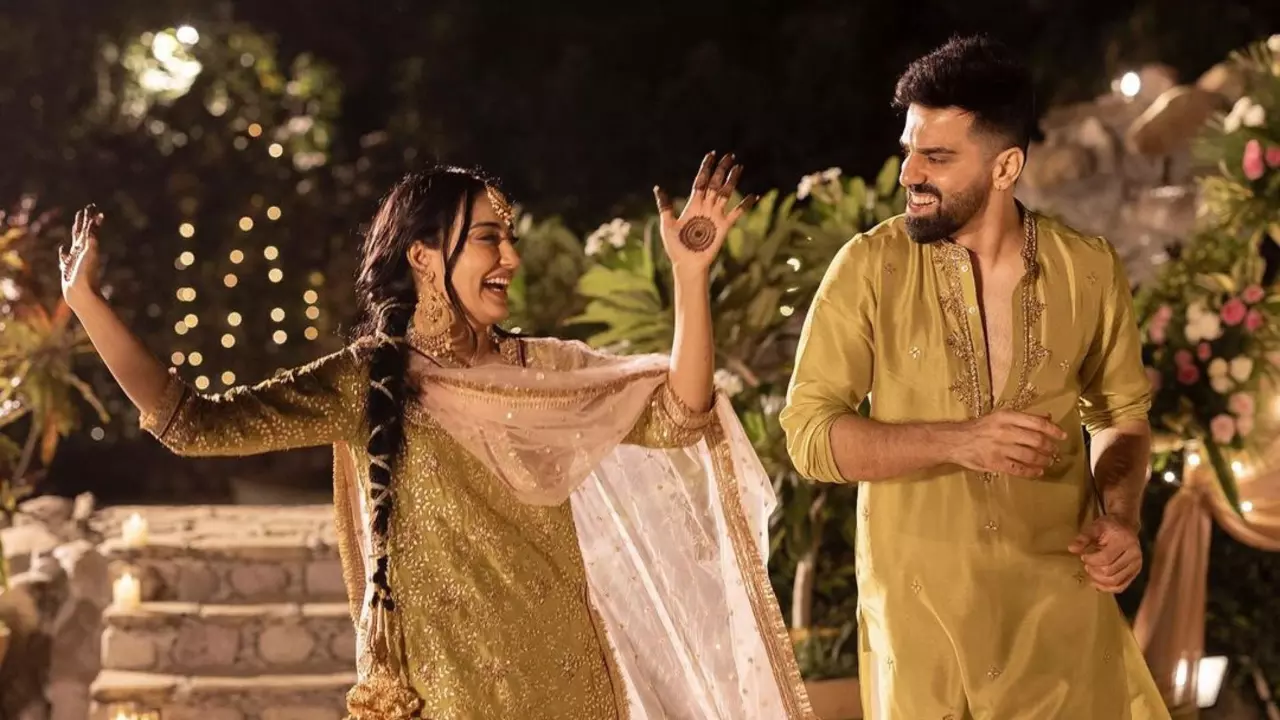 Surbhi Jyoti ने रचाई Sumit Suri के नाम की मेहंदी, हल्दी में जमकर किया कपल ने डांस