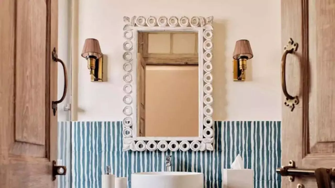 Mirror Vastu Tips : क्या घर के मुख्य द्वार पर शीशा लगाना है सही? जानिए वास्तु शास्त्र की राय