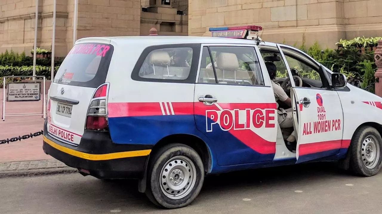 दिल्ली पुलिस ने तेज आवाज वाली बुलेट को रोका तो बाप- बेटे ने मिलकर SHO और सिपाही को पीटा