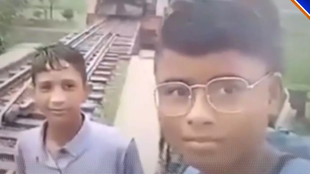 ट्रेन के सामने खड़े होकर बना रहा था वीडियो, हुई जोरदार टक्कर; अब लोग कर रहे ये मांग