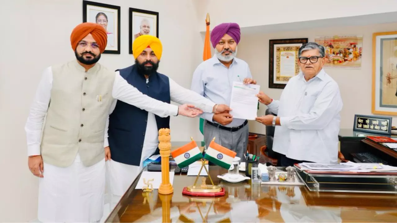 Punjab: AAP प्रतिनिधिमंडल ने की राज्यपाल से मुलाकात, धान लिफ्टिंग पर हुई चर्चा