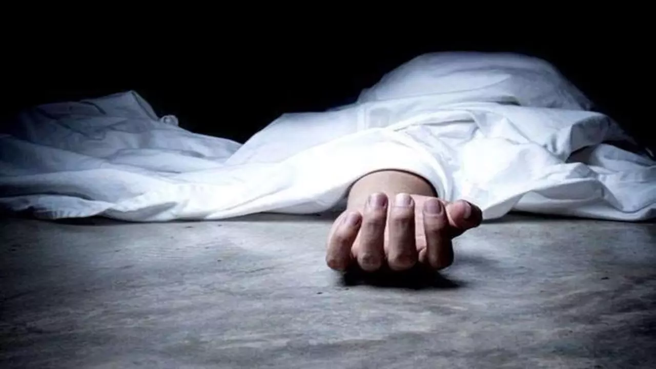 घर से आ रही थी दुर्गंध लेकिन... अंधे माता- पिता ने बेटे के शव के साथ गुजारे 4 दिन घर से आ रही थी दुर्गंध लेकिन... अंधे माता- पिता ने बेटे के शव के साथ गुजारे 4 दिन