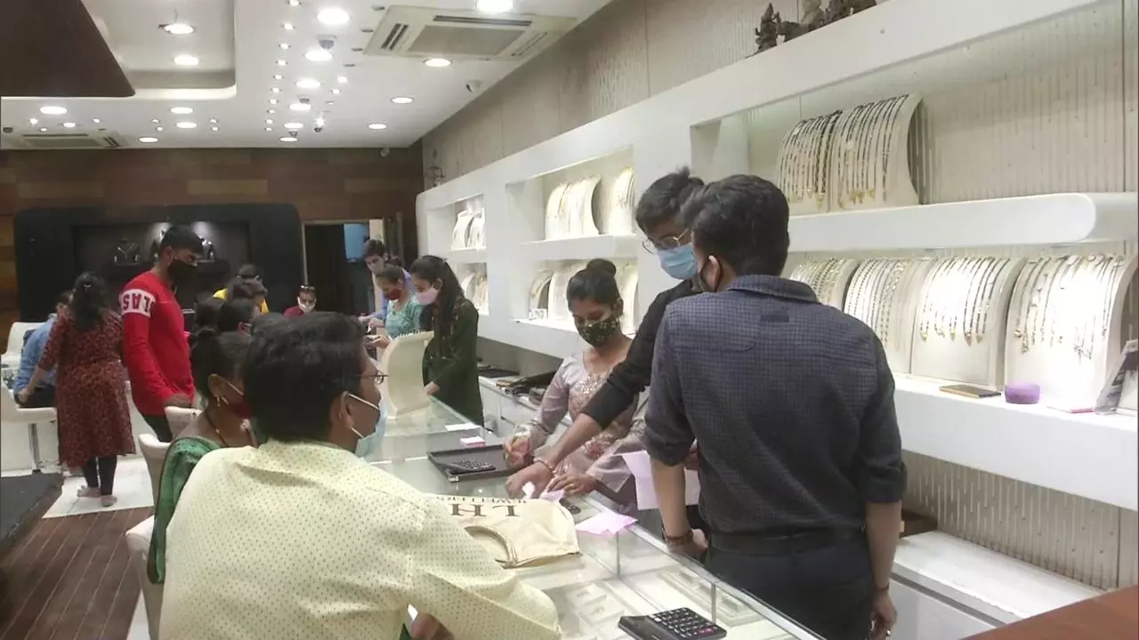 धनतेरस के दिन जमकर गुलजार रहे बाजार, जानें कितना बिका सोना और चांदी