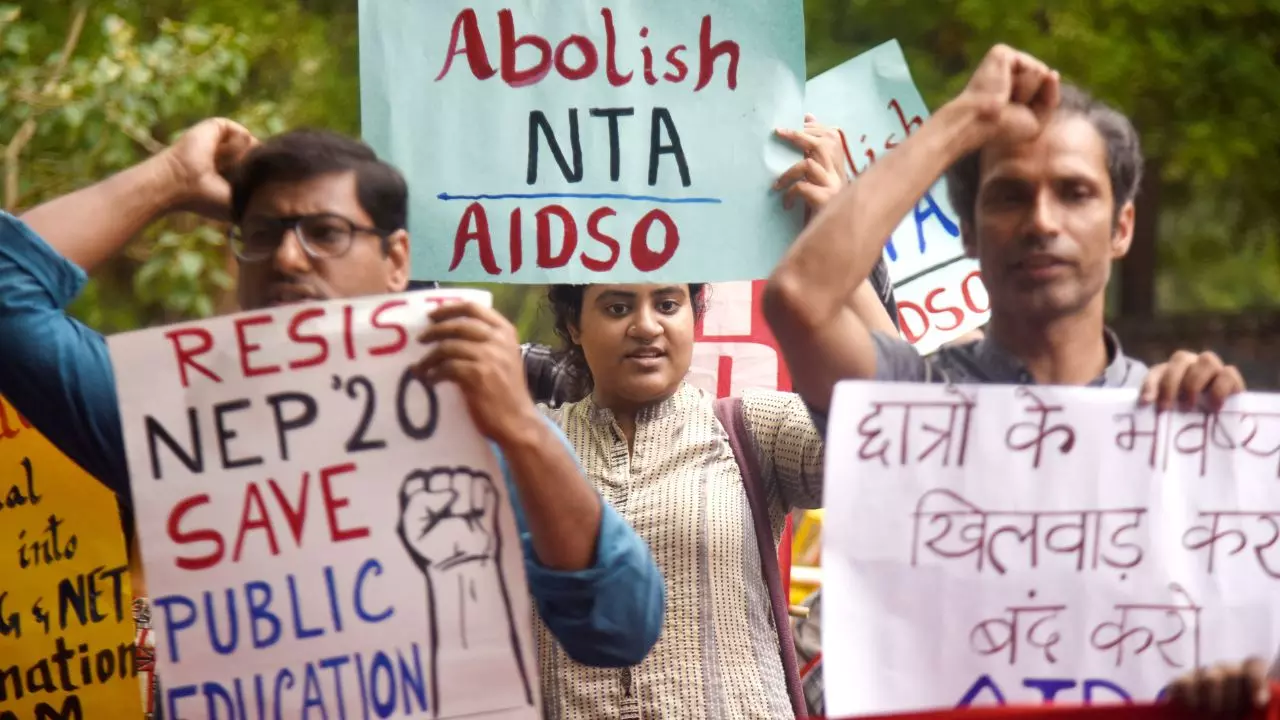 NEET पेपर लीक: शिक्षा मंत्रालय को सौंपे गए कई अहम सुझाव, OMR शीट को लेकर भी कही गई ये बात