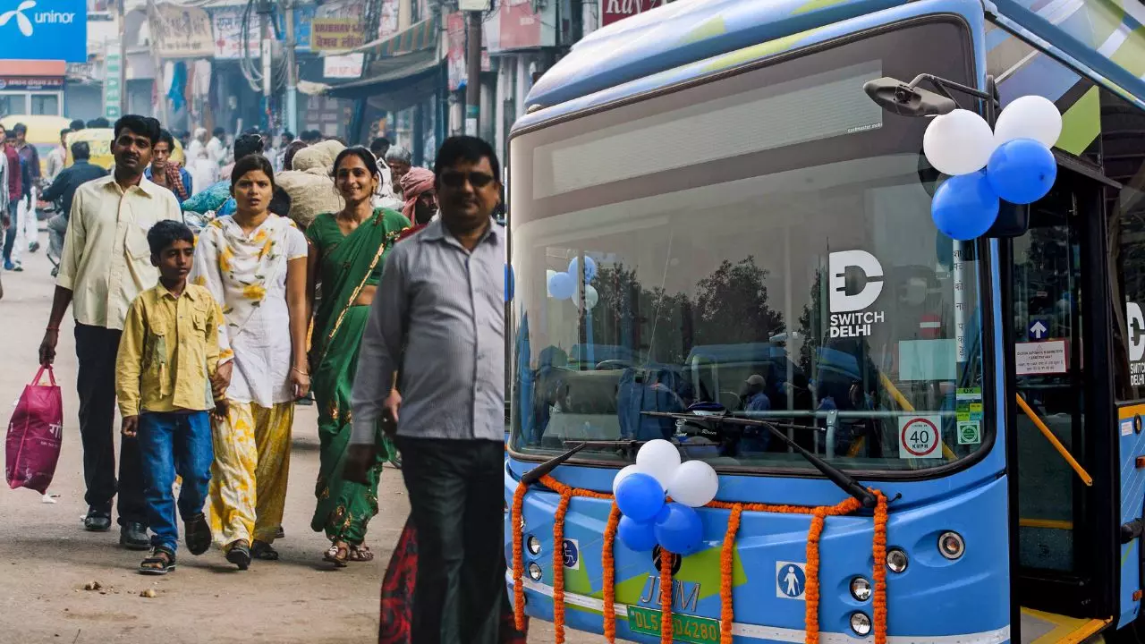 दिल्ली की बसों में 77% महिलाएं असुरक्षित! ये क्या कह रही है ग्रीनपीस की रिपोर्ट?