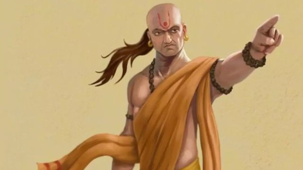 Chanakya Niti: इन पत्नियों के आगे-पीछे घूमते हैं पति, जानें कैसे बदल सकती हैं जीवन