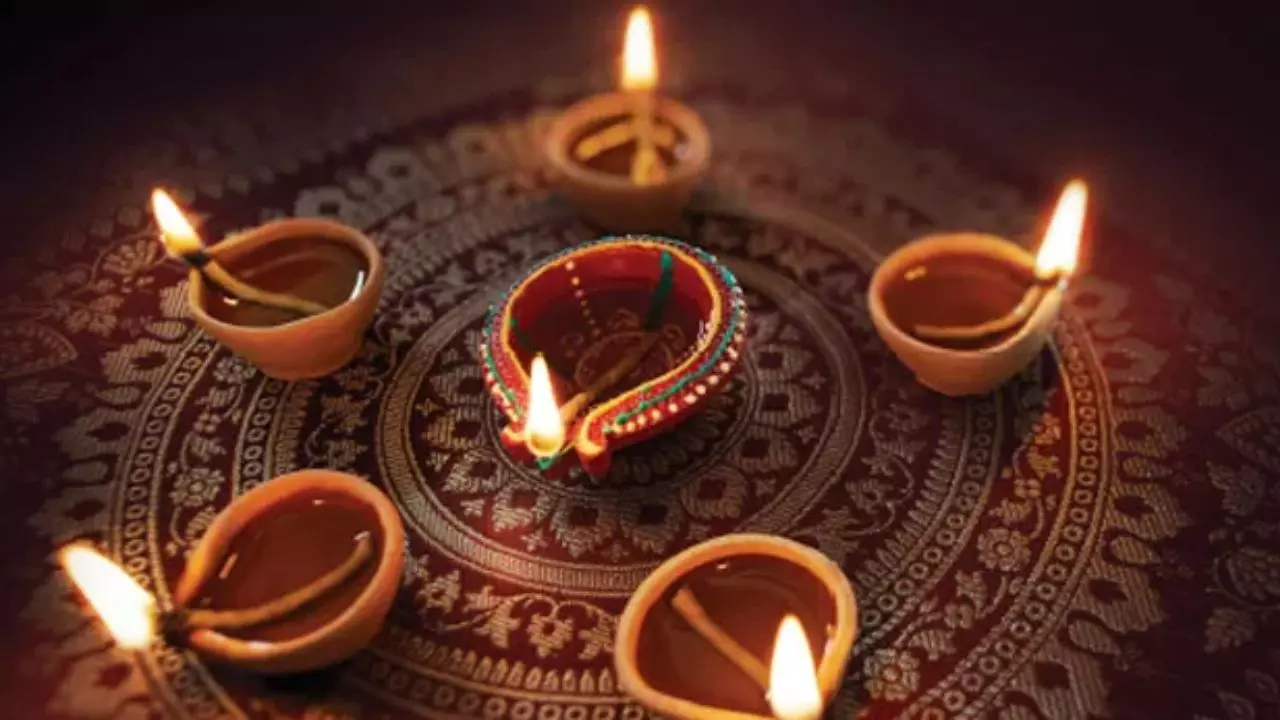 हिंदू धर्म में दीप जलाने का महत्व है बेहद खास, जानें जीवन को कैसे रोशन कर देता है दिया