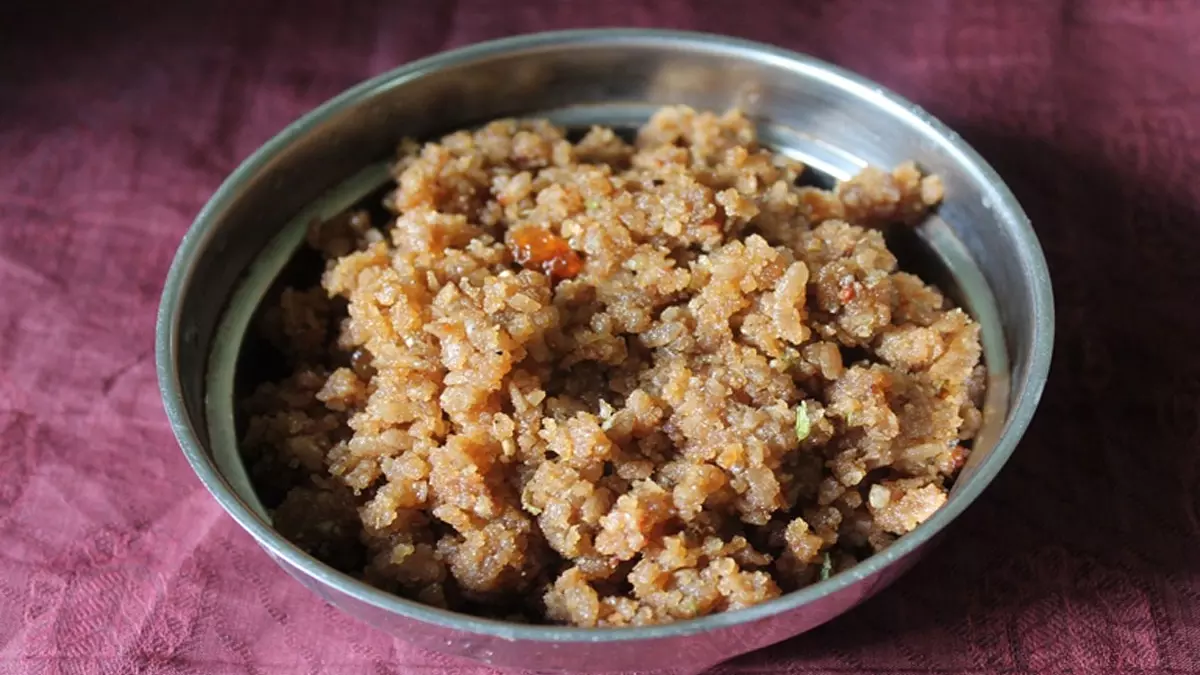 कुछ अलग ट्राई करना है तो नाश्ते में बनाएं मीठा पोहा, जानें रेसिपी