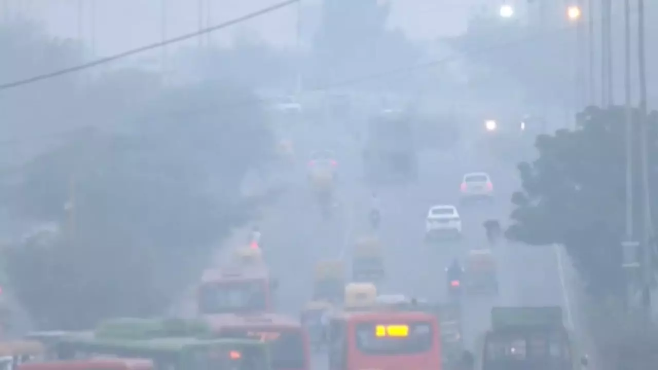 दिवाली पर और खराब हुई दिल्ली की हवा, 400 पार पहुंचा AQI लेवल