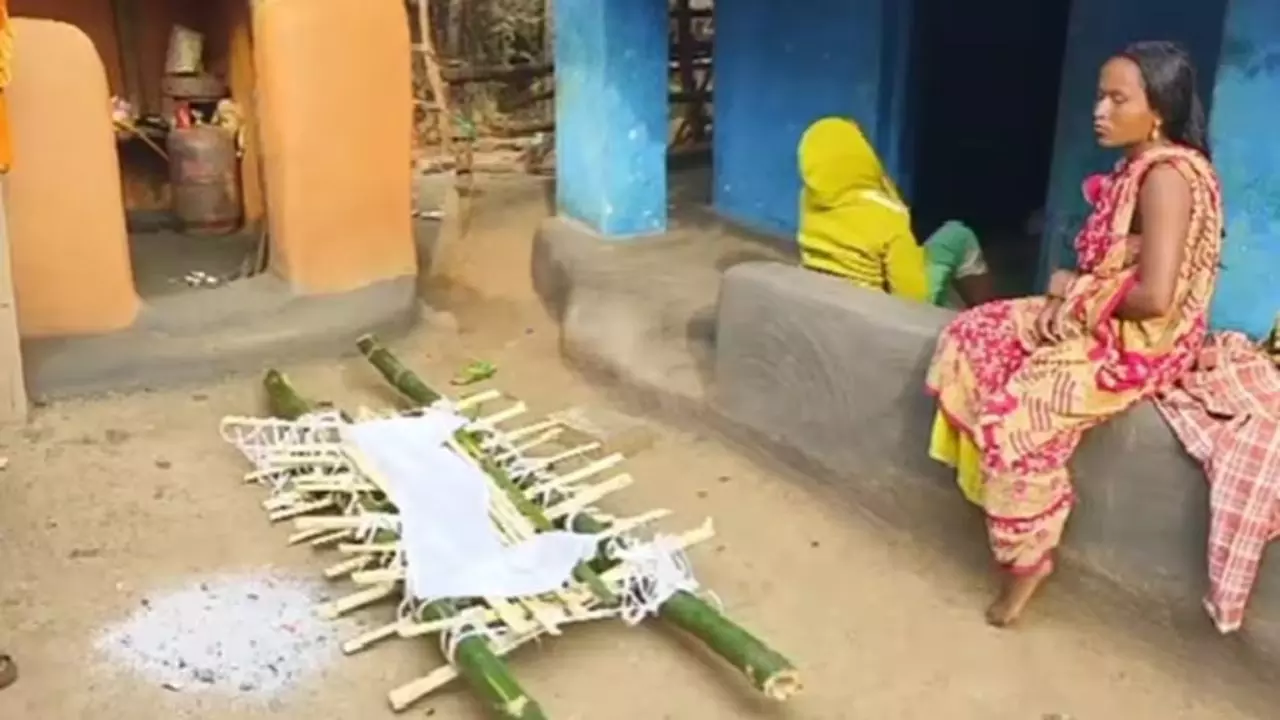 आखिर क्या थी वजह कि 32 घंटे तक घर में पड़ा रहा शव, लेकिन गांववालों ने नहीं दिया दफनाने?