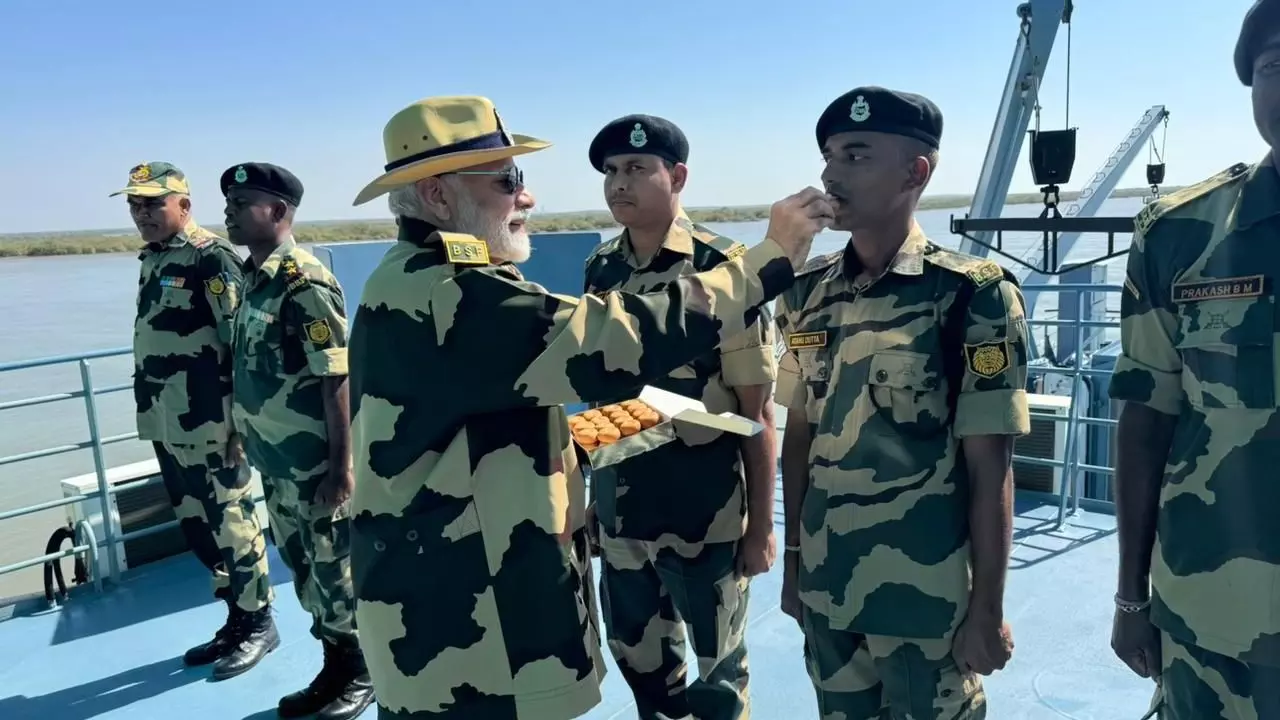 PM मोदी ने लगातार 11वें साल जवानों के साथ मनाई दिवाली, मिठाई भी खिलाई, देखें तस्वीरें