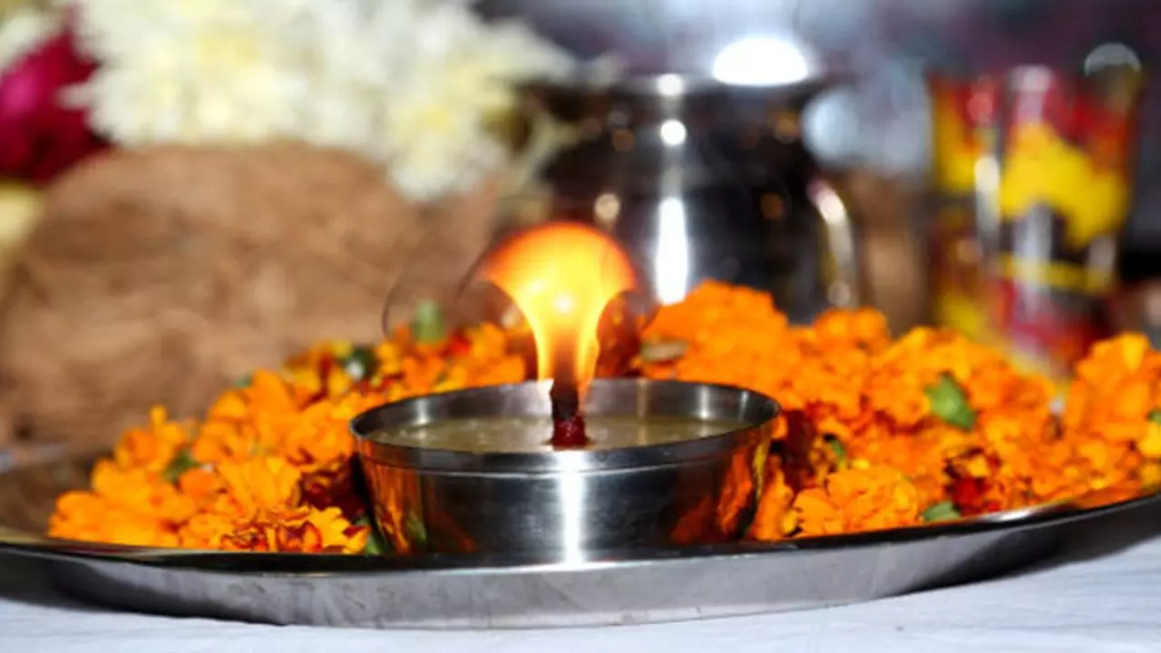 मां लक्ष्मी के समक्ष कलावे की बत्ती का दिया जलाना होता है शुभ, जानें महत्व