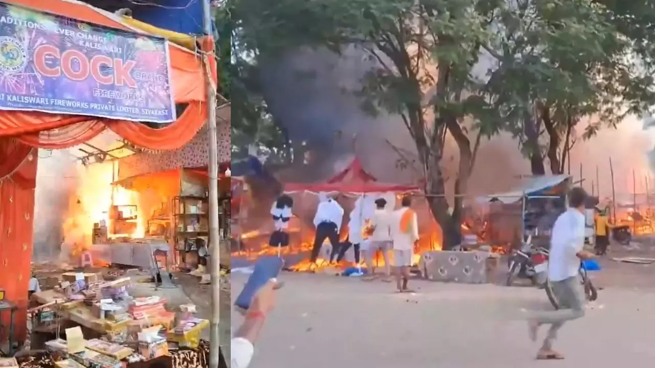 झारखंड: बोकारो के पटाखा बाजार में आग लगने से 50 दुकानें हुई खाक, लोगों ने लूट लिया पैसा और सामान