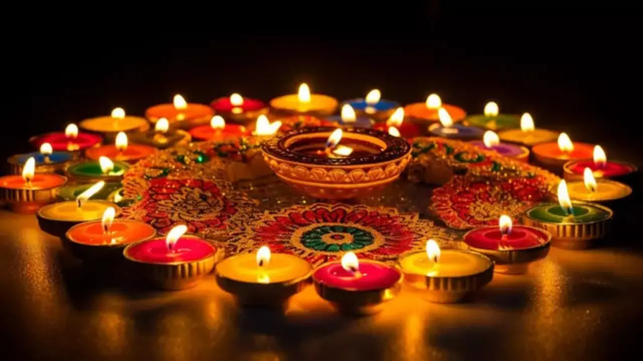 Diwali 2024: भगवान राम की जगह मां लक्ष्मी की क्यों करते हैं पूजा? जानें इसके पीछे की पौराणिक कहानी और महत्व
