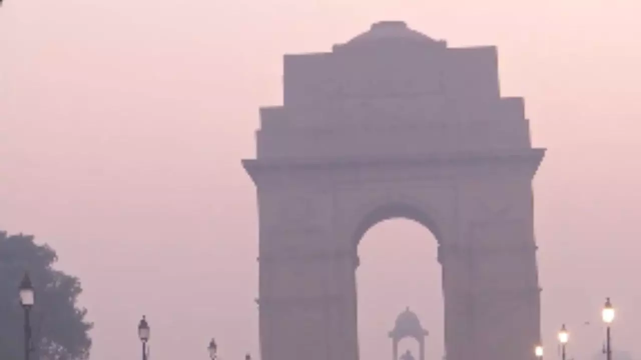 दिल्ली में धुआं- ही धुआं, पटाखा बैन की उड़ी धज्जियां, जहरीली हुई हवा, 400 पार पहुंचा AQI