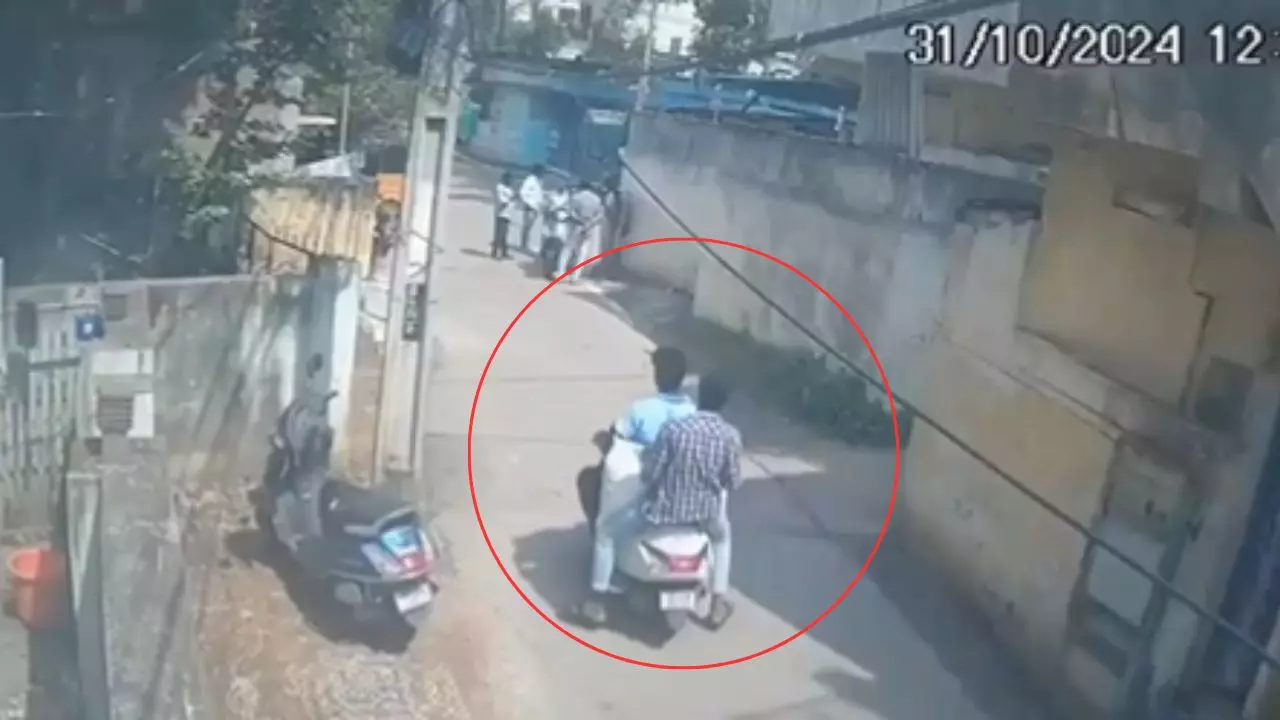VIDEO: स्कूटी पर ले जा रहे थे हाथ से बने Onion Bomb, अचानक विस्फोट; एक की दर्दनाक मौत, कई घायल