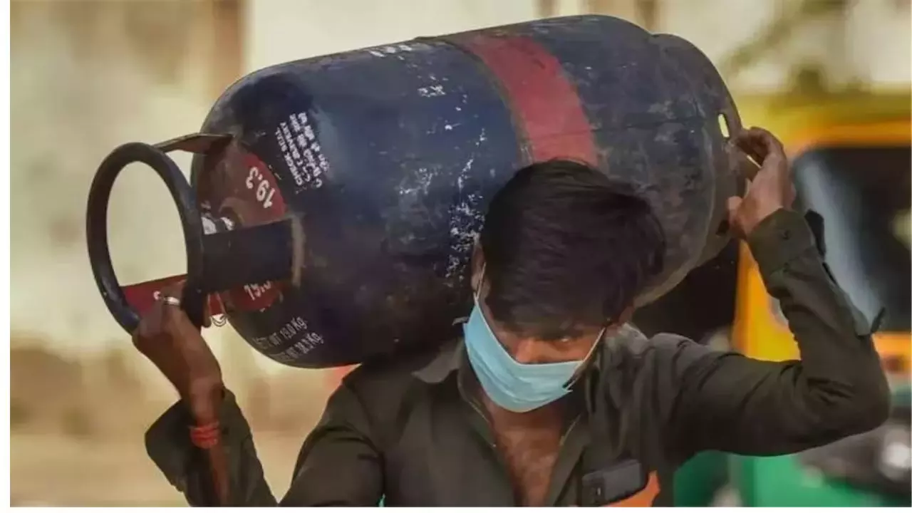 दिवाली पर महंगाई का झटका, LPG सिलेंडर हुआ महंगा, जानें नया रेट