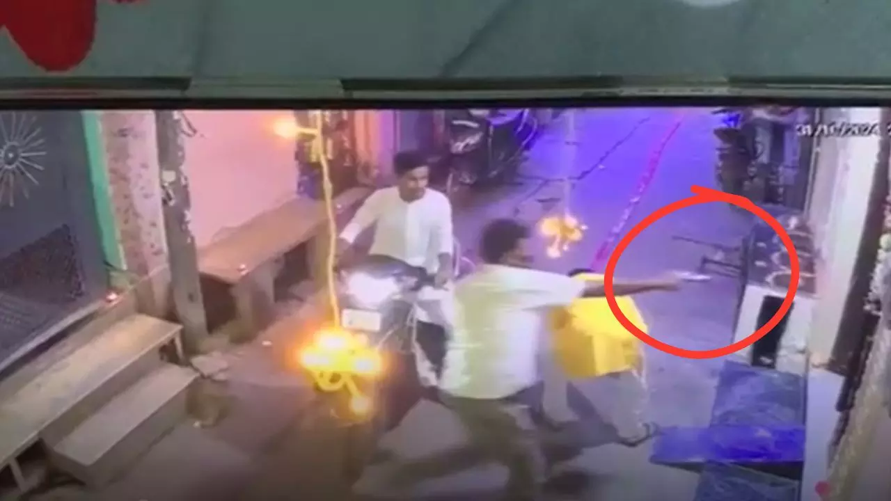 स्कूटी से उतरे, आशीर्वाद लिया, फिर बरसाई गोलियां; दिल्ली के शाहदरा में 2 की हत्या
