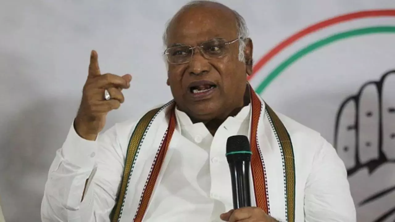 उतना ही वादा करें जितना पूरा कर सकें, वरना... आखिर क्यों अपनी ही सरकार पर भड़क उठे खड़गे?