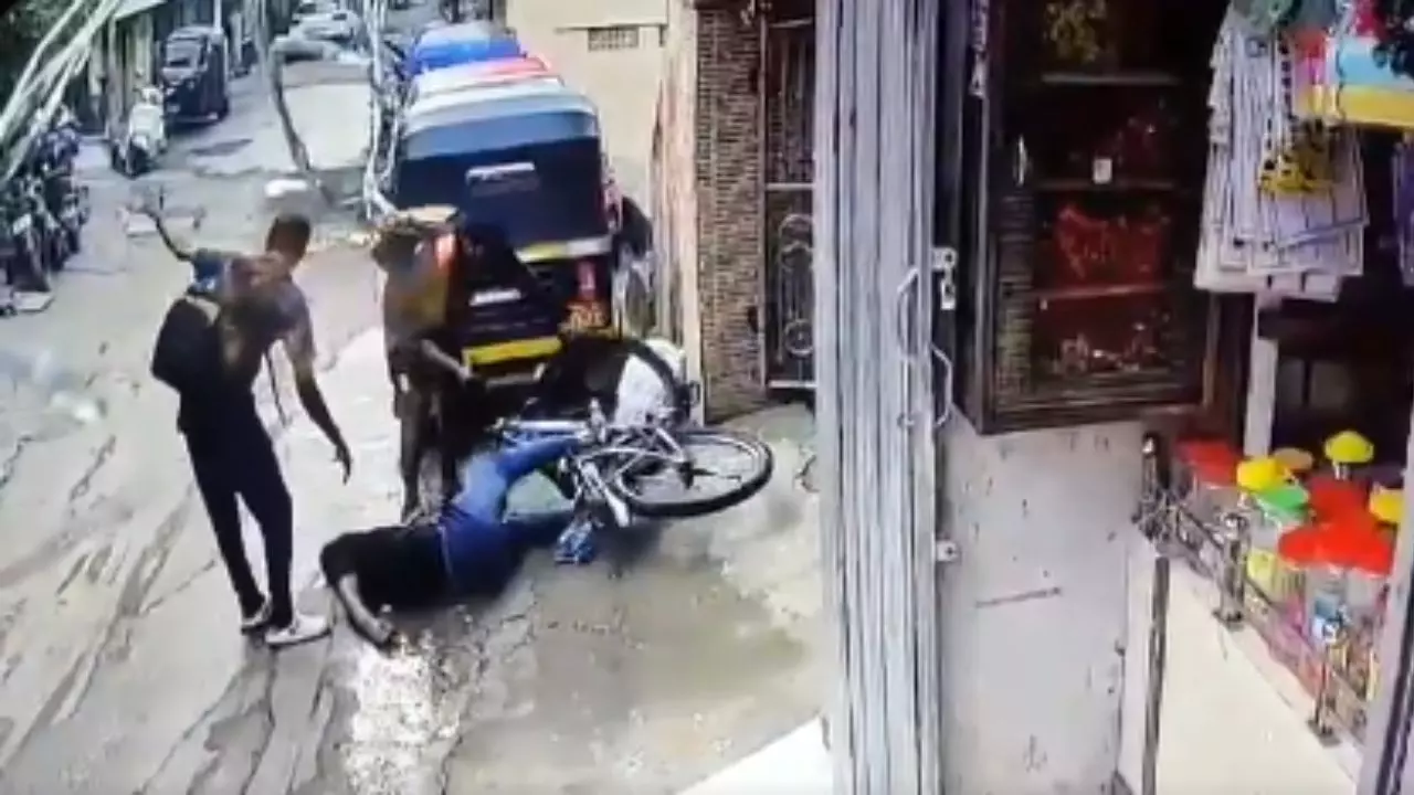 साइकिल से मौत का स्टंट! दीवार से टकराकर गई 16 साल के लड़के की जान, कैमरे में कैद हुआ हादसा साइकिल से मौत का स्टंट! दीवार से टकराकर गई 16 साल के लड़के की जान, कैमरे में कैद हुआ हादसा