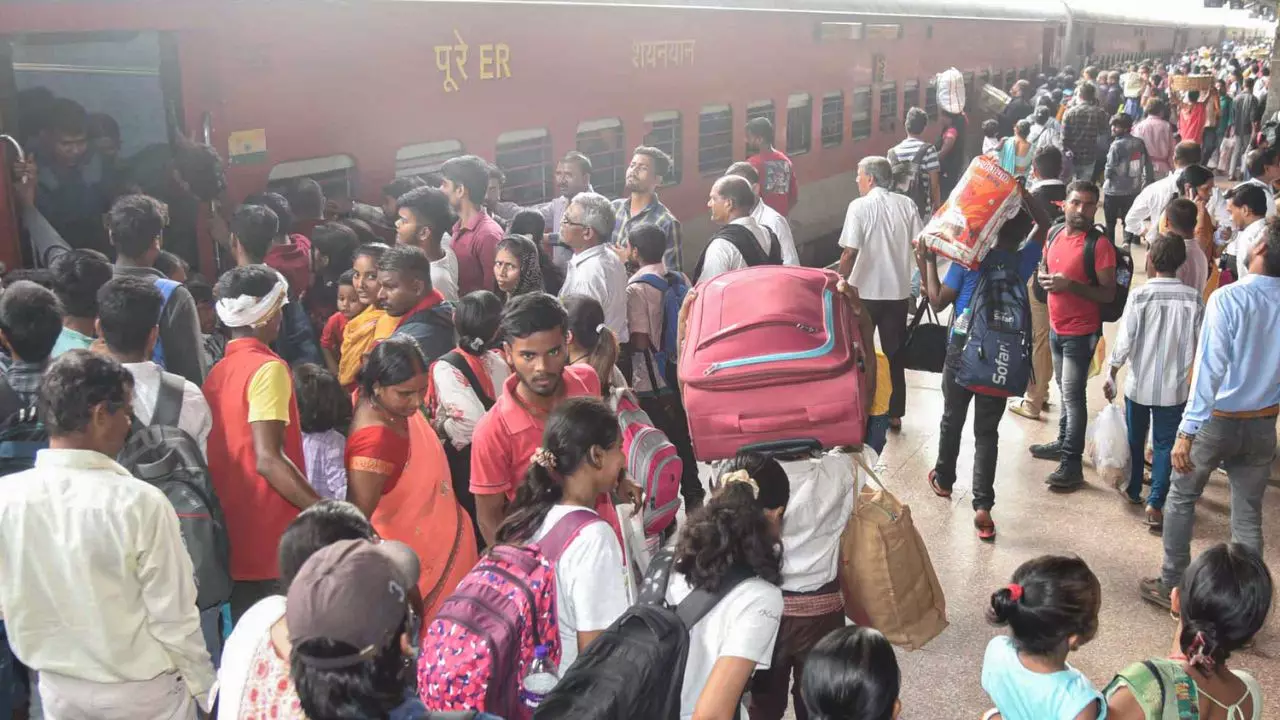 IRCTC Luggage Rules: ट्रेन में कितना सामान ले जा सकते हैं आप? ज्‍यादा हुआ तो देना होगा जुर्माना