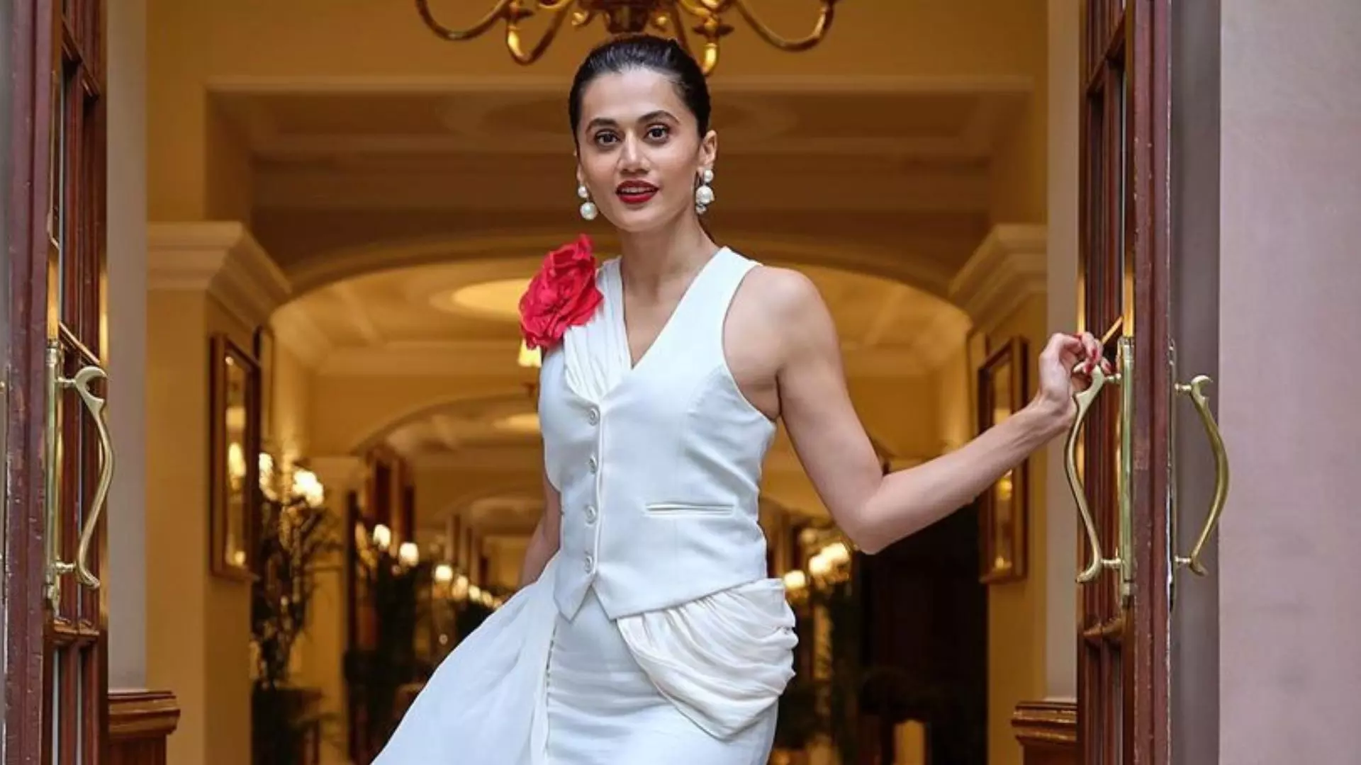 इन दो बड़ी फिल्मों में Taapsee Pannu को नहीं मिली अधिक फीस, मेल एक्टर्स को लेकर किया बड़ा खुलासा इन दो बड़ी फिल्मों में Taapsee Pannu को नहीं मिली अधिक फीस, मेल एक्टर्स को लेकर किया बड़ा खुलासा