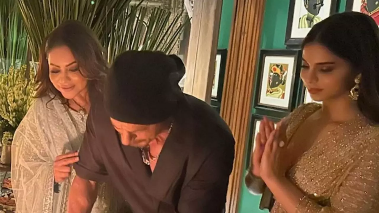 एक यादगार शाम...  Shahrukh Khan ने पत्नी Gauri Khan के साथ काटा बर्थडे केक