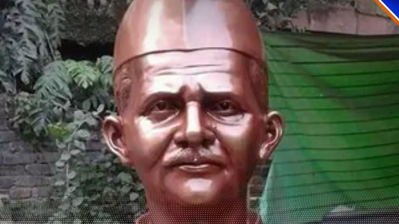 बदतमीज़ी की हदें पार, पूर्व PM की प्रतिमा पर रखे गए जूते; कांग्रेस ने कराया दूध से स्नान