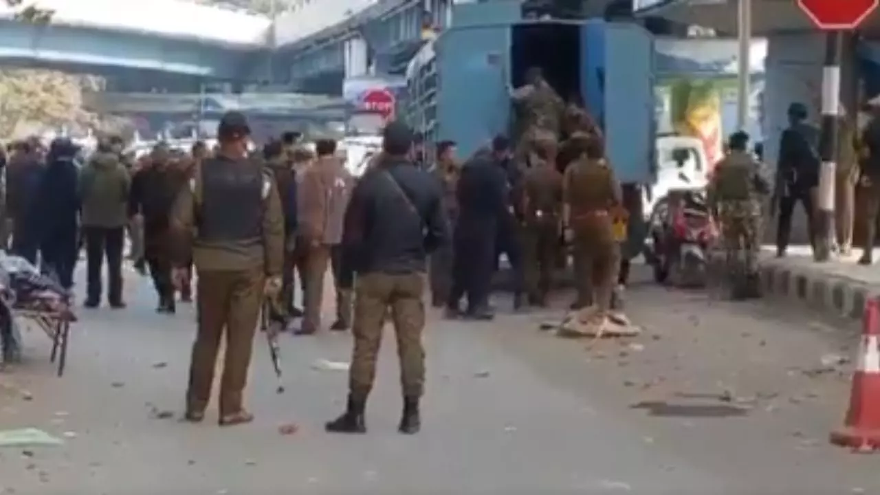 आतंकियों का दुस्साहस! जम्मू-कश्मीर में भरे बाजार में फेंका हैंड ग्रेनेड, खरीदारी कर रहे कई लोग घायल