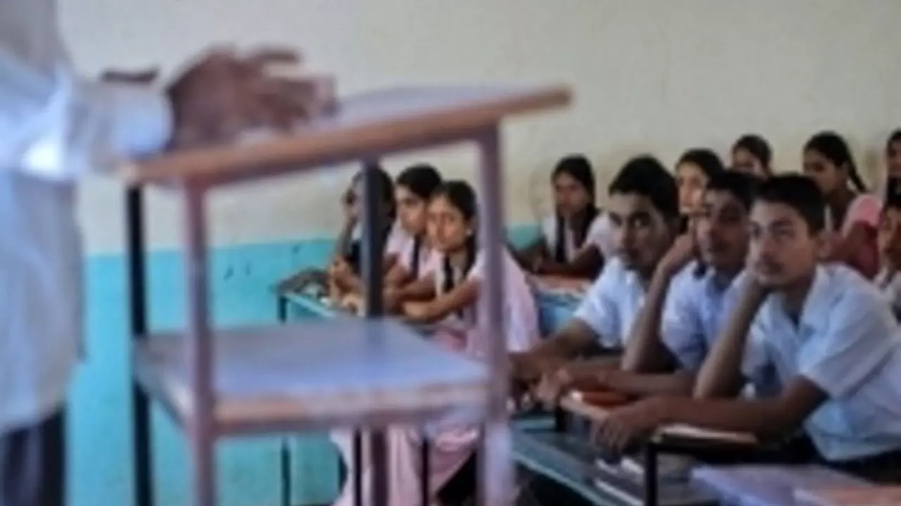 बंद हो जाएगी  27,000 प्राइमरी स्कूलें! उत्तर प्रदेश सरकार के फैसले पर क्यों भड़क उठी मायावती?