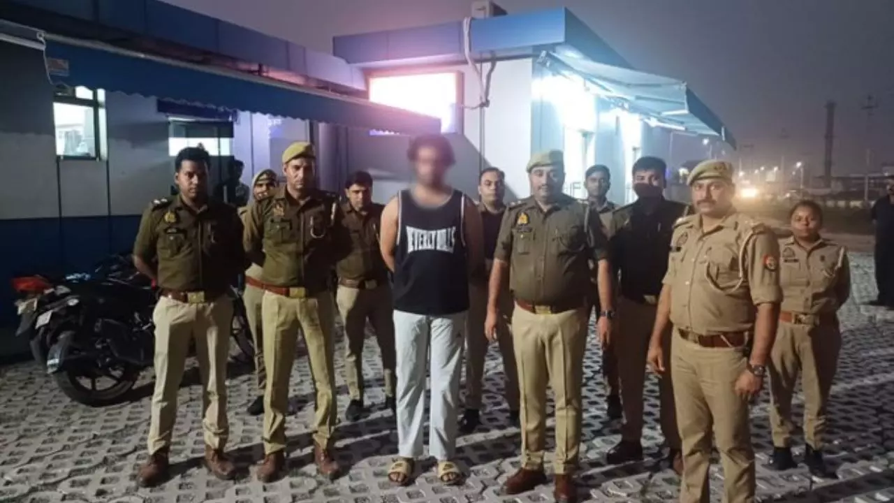 नोएडा की सोसाइटी में महिला मित्र को पीटने का वीडियो वायरल, पुलिस ने लिया एक्शन, आरोपी हिरासत में