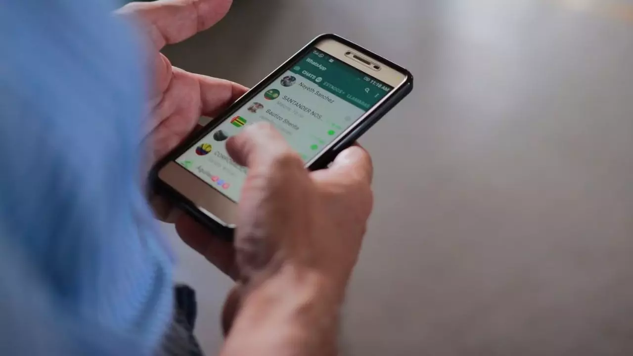 IAS अधिकारी का मोबाइल नंबर हुआ हैक, बनाए गए दो धार्मिक WhatsApp ग्रुप, मचा बवाल