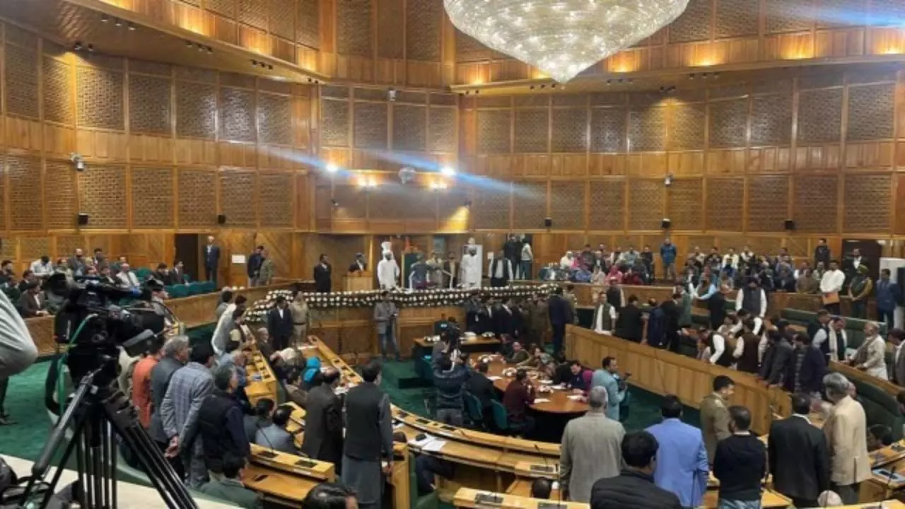 Article 370 पर फिर कटा बवाल, 6 साल में पहली बार आयोजित हुए जम्‍मू-कश्‍मीर विधानसभा के सत्र में जमकर हंगामा