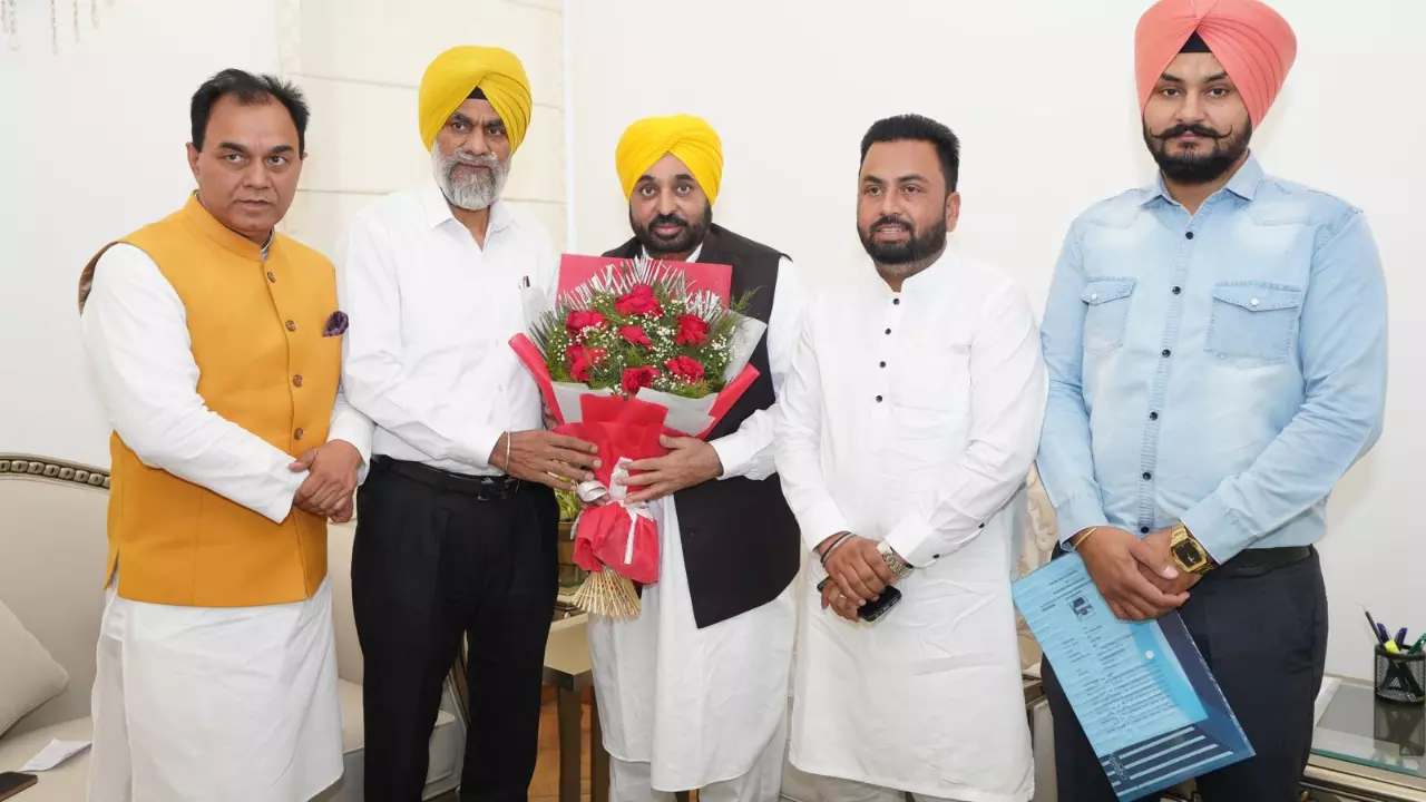 Punjab By-Election: कांग्रेस छोड़ AAP में शामिल हुए ये दो नेता, मुख्यमंत्री भगवंत मान ने दिलाई सदस्यता