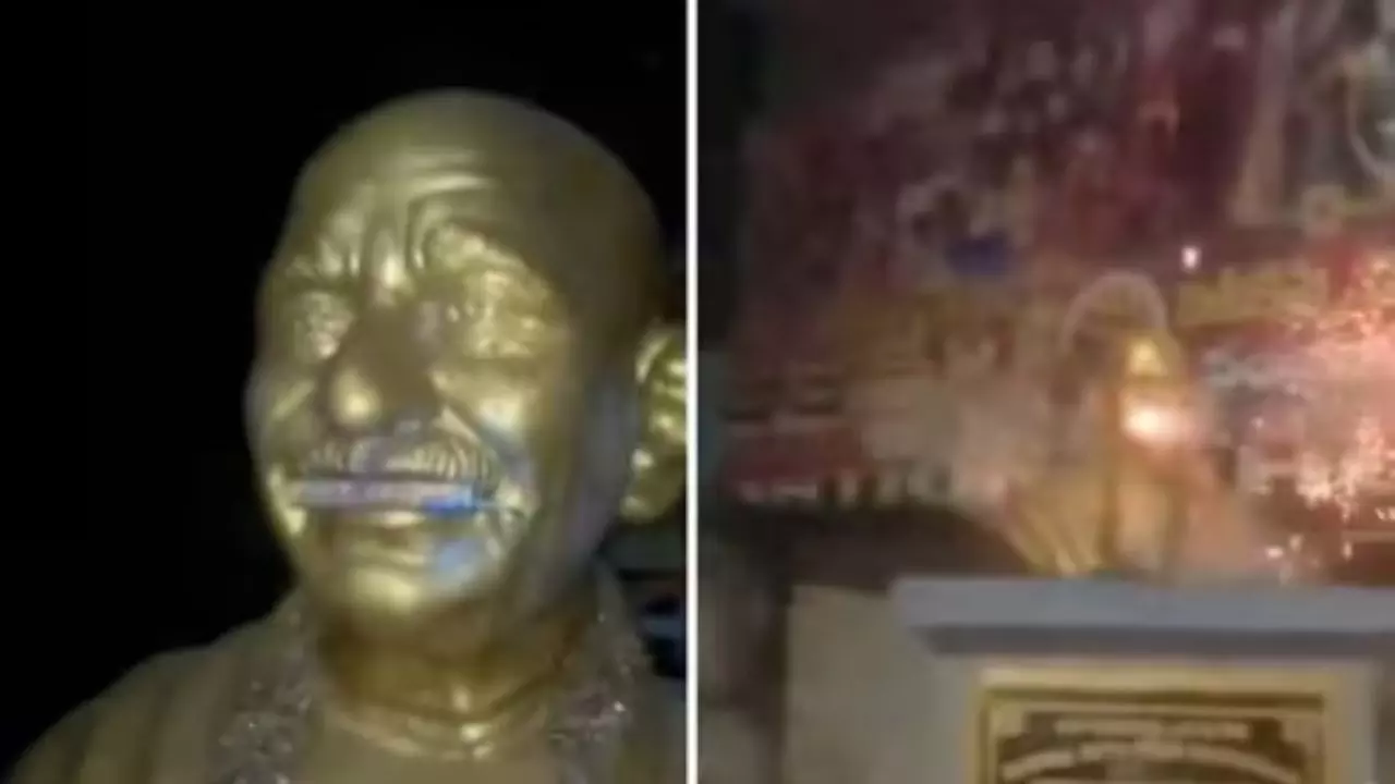 गांधी जी की मूर्ति के साथ शर्मनाक हरकत!  मुंह में रखकर फोड़े पटाखे, वीडियो वायरल