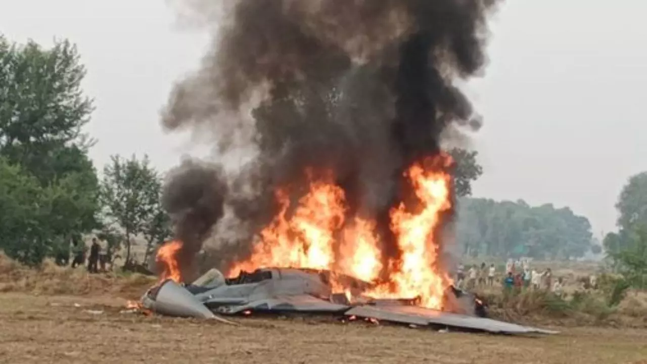 आगरा में वायुसेना का मिग-29 विमान क्रैश, पायलट और को-पायलट ने कूदकर बचाई जान