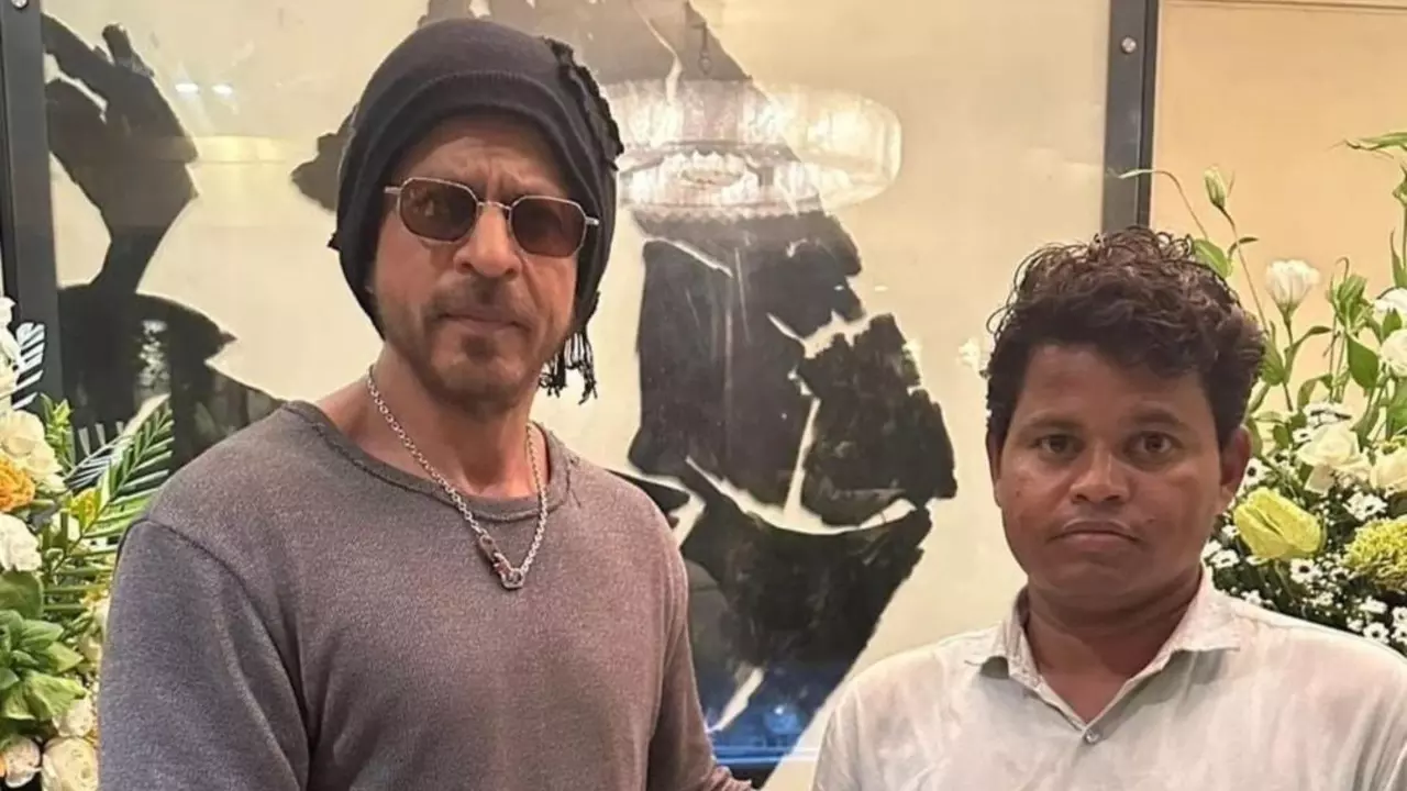किसी चीज को पूरे दिल से चाहो... 95 दिन से मन्नत के बाहर इंतजार कर रहे फैन से मिले Shahrukh Khan