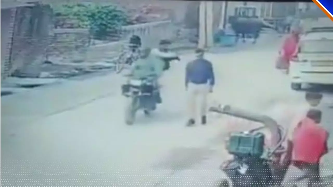 बाइक से आए बदमाश, प्रिंसिपल के सिर में मारी गोली, CCTV फुटेज में सामने आई  पूरी वारदात